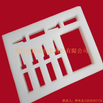 海綿內(nèi)托對(duì)各行各業(yè)產(chǎn)品起到絕緣、密封、防震、防塵、填充、隔音、固定，能夠保護(hù)包裝產(chǎn)品在運(yùn)輸過(guò)程中安然無(wú)恙，起到保護(hù)產(chǎn)品的一個(gè)作用，同時(shí)可以美化產(chǎn)品，提升產(chǎn)品檔次。
